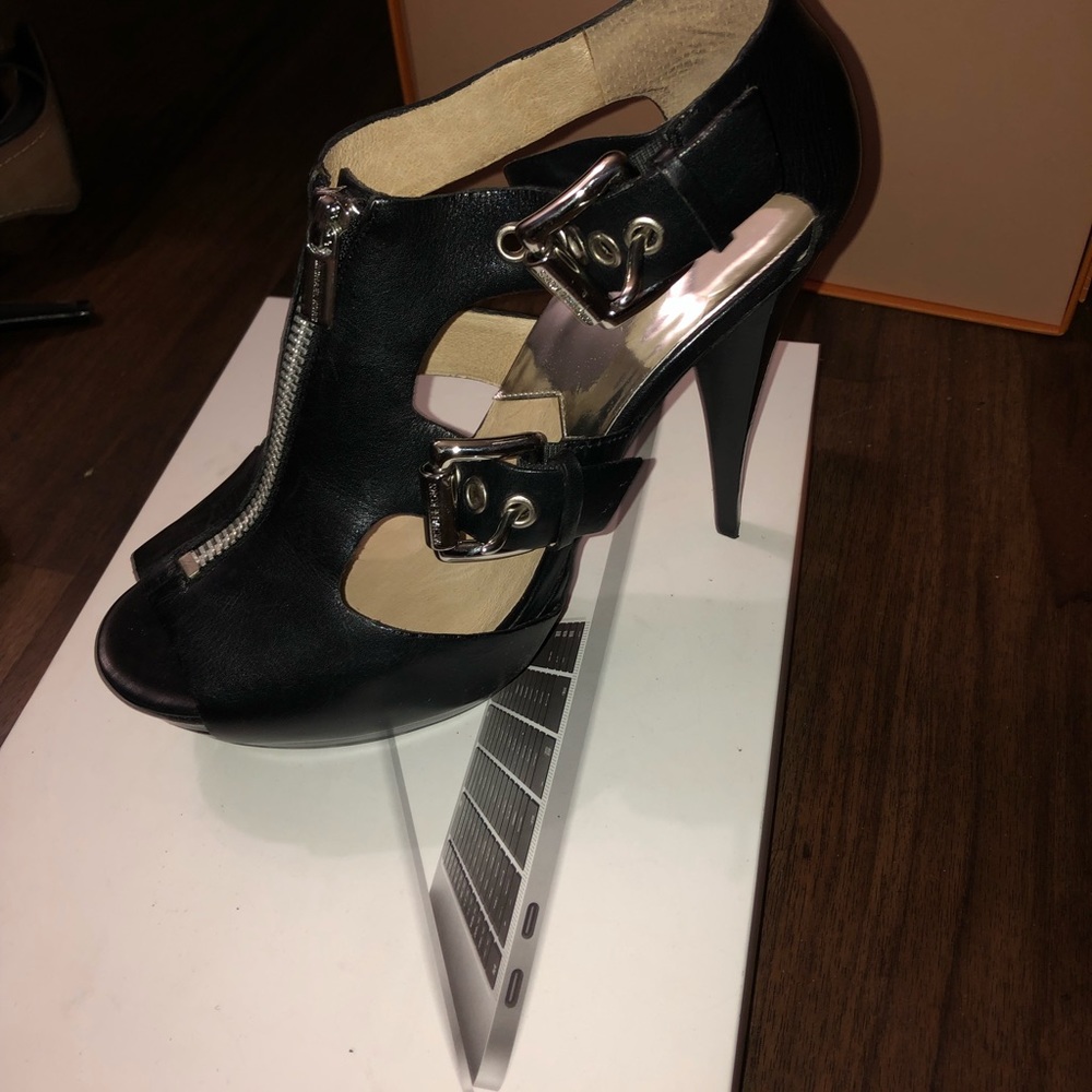 Platform bootie heel brand new